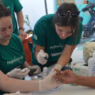 On a Projects Abroad Public Health Group Internship in the Philippines, interns learn how to measure blood sugar levels. Interns conduct vital sign checks as part of their Public health work in the Philippines for groups.